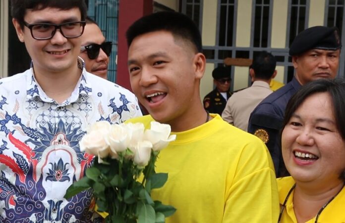 Jatupat ‘Pai’ Boonpattararaksa receives roses upon his release from prison on May 10, 2019.