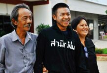 ‘Pai Dao Din’ and Yellowshirts Pardoned By King A file photo of Jatupat “Pai Dao Din” in August 2017 with his parents at the military court in Khon Kaen.