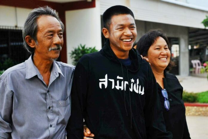 A file photo of Jatupat “Pai Dao Din” in August 2017 with his parents at the military court in Khon Kaen.