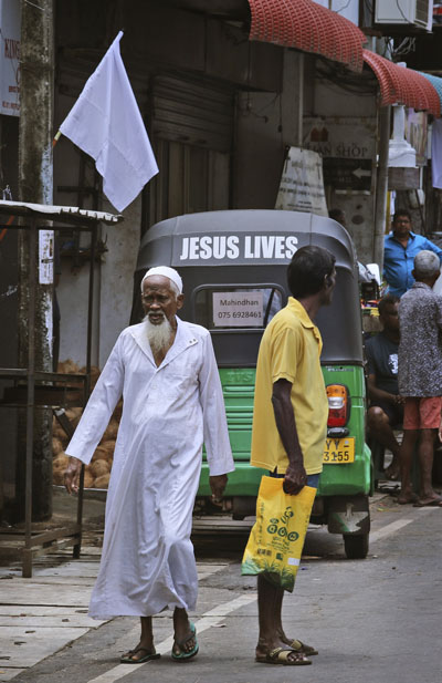 An elderly Sri Lankan Muslim man walks across a street in Colombo, Sri Lanka, Monday, April 29, 2019. Photo: Manish Swarup / AP