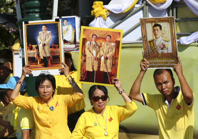 Thai well-wishers hold portrait of Thailand's King Maha Vajiralongkorn outside Grand Palace in Bangkok, Thailand, Saturday, May 4, 2019. Photo: Sakchai Lalit / AP