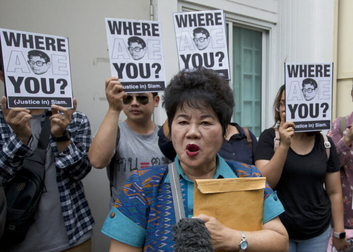 Kanya Theerawut, mother of Siam Theerawut, talks to reporters outside Vietnam Embassy in Bangkok, Thailand, Monday, May 13, 2019. Photo: Sakchai Lalit / AP