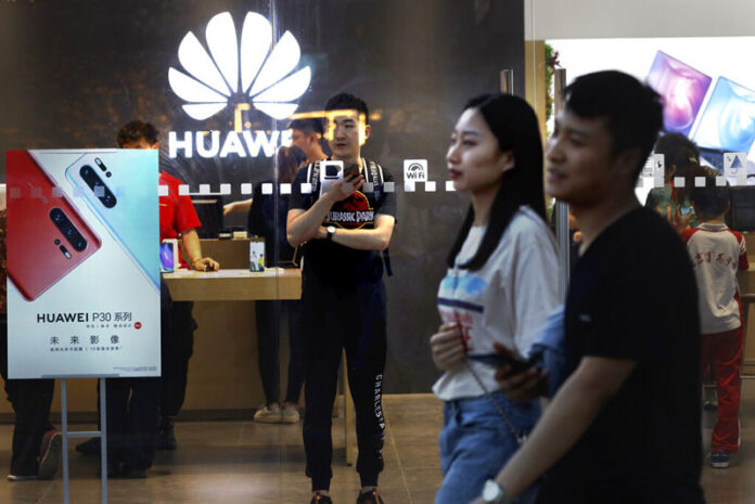 In this Monday, May 20, 2019, photo, shoppers visit a Huawei store in Beijing. Chinese tech giant Huawei has filed a motion in U.S. court challenging the constitutionality of a law that limits its sales of telecom equipment. Photo: Ng Han Guan / AP