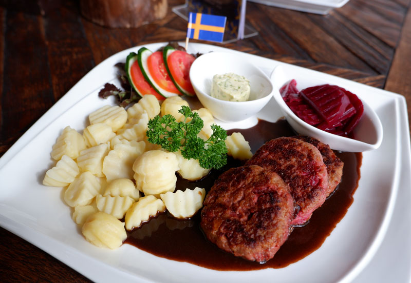 Beef á la Lindström (239 baht).
