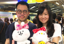 Piske and Usagi Charm on Kanahei’s First Visit to Thailand Jack Liao and Celine Lin hold up plushies of Usagi and Piske at a Kanahei event May 3 at CentralWorld.