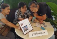 Thai Elderly Vulnerable to Fake News, Medicine Scams: Researcher Elders learning how to use a photo editing app on their smartphones on March 29. Photo: Matichon