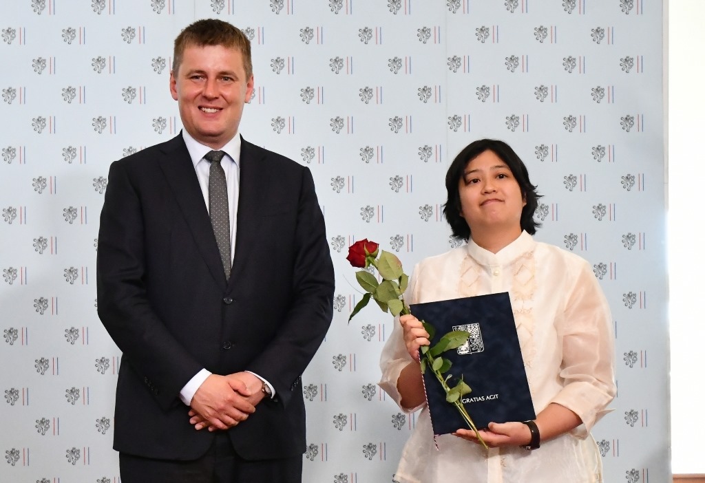 Verita Sriratana receives the 2019 Gratias Agit prize June 14, 2019 in Prague. Photo: Ministry of Foreign Affairs of the Czech Republic / Facebook