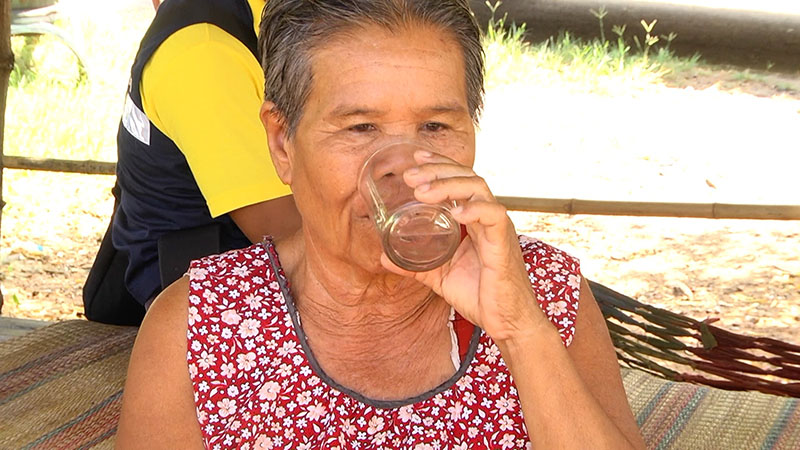 Tongsri Wongchaiawet drinks a glass of water after placing it on an Energy Card.