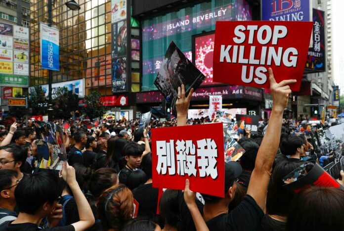 Protesters march on the streets against an extradition bill in Hong Kong on Sunday, June 16, 2019. Photo:Vincent Yu / AP