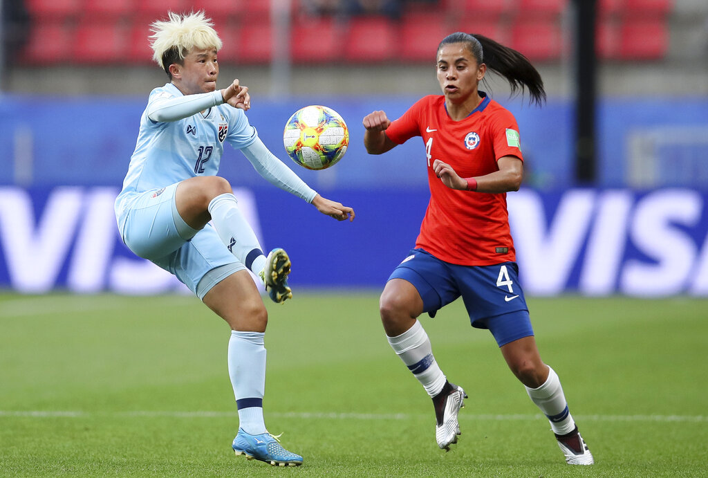 Thailand's Rattikan Thongsombut controls the ball ahead of Chile's Francisca Lara, right, during the Women's World Cup Group F soccer match between Thailand and Chile at the Roazhon Park in Rennes, France, Thursday, June 20, 2019. Photo: David Vincent / AP