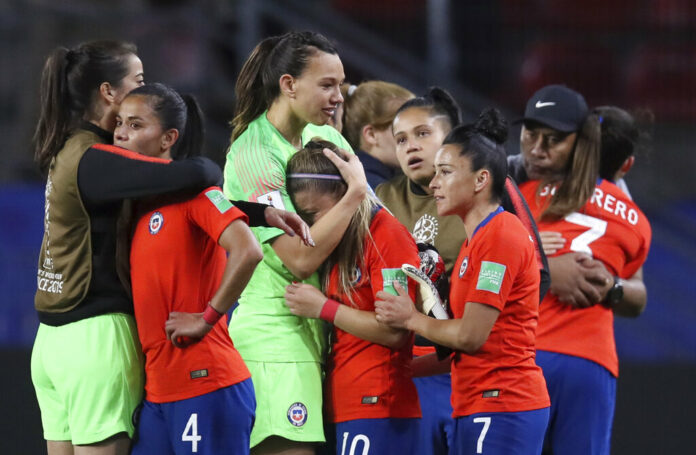Chile players react at the end of the Women's World Cup Group F soccer match between Thailand and Chile at the Roazhon Park in Rennes, France, Thursday, June 20, 2019. Photo: David Vincent / AP
