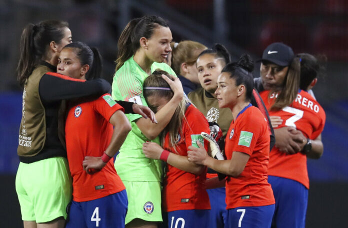 Chile players react at the end of the Women's World Cup Group F soccer match between Thailand and Chile at the Roazhon Park in Rennes, France, Thursday, June 20, 2019. Photo: David Vincent / AP Chile players react at the end of the Women's World Cup Group F soccer match between Thailand and Chile at the Roazhon Park in Rennes, France, Thursday, June 20, 2019. Photo: David Vincent / AP