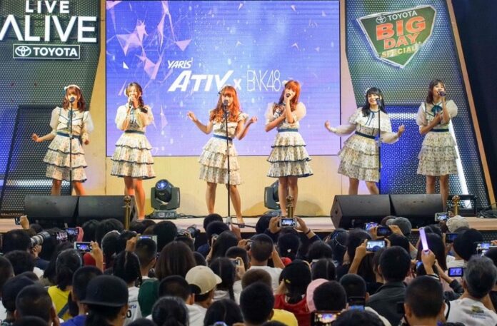 BNK48 performs in Chiang Mai on November 10, 2018. Image: CM108.com
