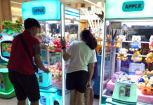Decade-Old Ban on Claw Machines Finally Enforced Players try to grab prizes using claw machines at a Chiang Mai shopping mall on June 16.