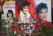 27 Years On, Fans Still Sway to Luk Thung Legend ‘Phumpuang Duangjan’ (Video) Red roses laid in tribute for Phumpuang Duangjan June 13, 2019 at Wat Thap Kradan.