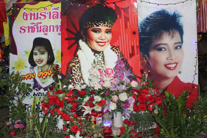 Red roses laid in tribute for Phumpuang Duangjan June 13, 2019 at Wat Thap Kradan.