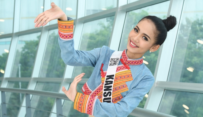 Kansuda “Mimi” Chanakiri does a Thai dance while wearing an outfit made from Hmong cloth. Kansuda “Mimi” Chanakiri does a Thai dance while wearing an outfit made from Hmong cloth.