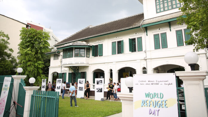REFUGEEDAY_Header Photo exhibition by photographer Biel Calderon in front of the fair on June 23.