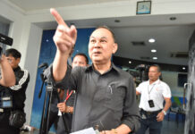 Former Foreign Minister Resigns from Dems Over Prayuth Kasit Piromya at the Democrat Party headquarters Tuesday.