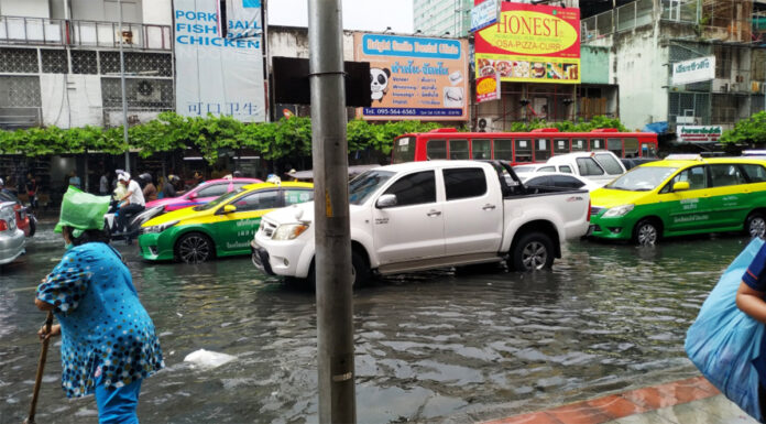 Flooded streets on June 7, 2019 in central Bangkok. Photo: Smile_weak / Twitter Flooded streets on June 7, 2019 in central Bangkok. Photo: Smile_weak / Twitter