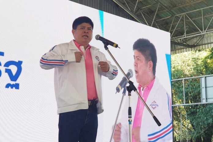 Ex-Redshirt turncoat Suporn “Rambo Isaan” Atthawong campaigns with Phalang Pracharath Party on Dec. 23, 2018, in Phetchabun province.