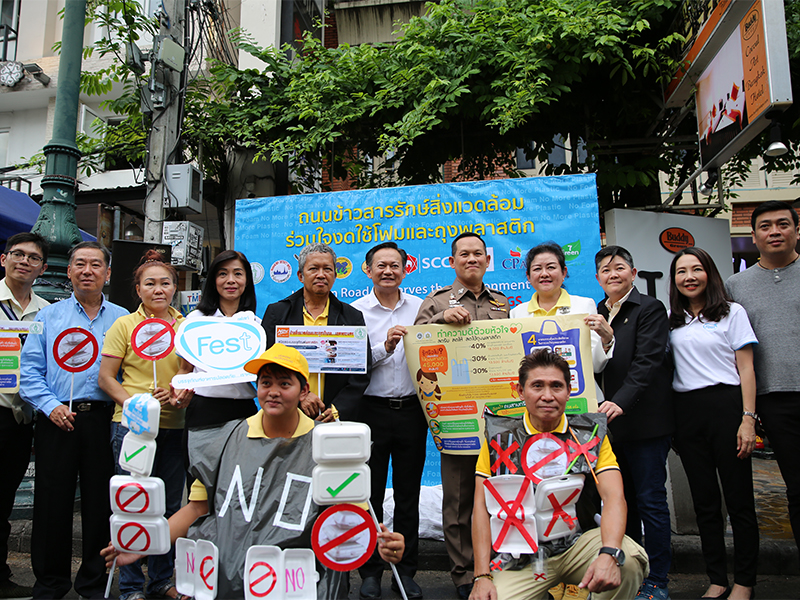 Wimol Chantian, brand director of Fest, fourth from the left, and Sanga Ruangwattanakul, the president of the vendors association, center, together with officials during the opening ceremony on July 2.