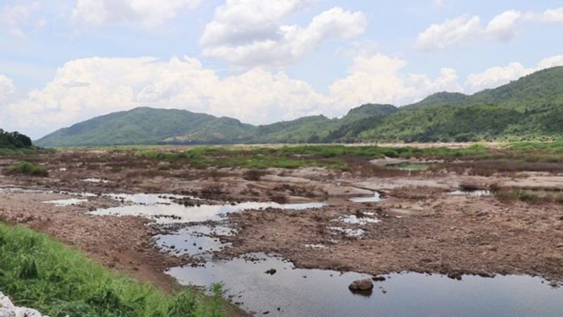 The dried Mekhong in Pak Chom district.