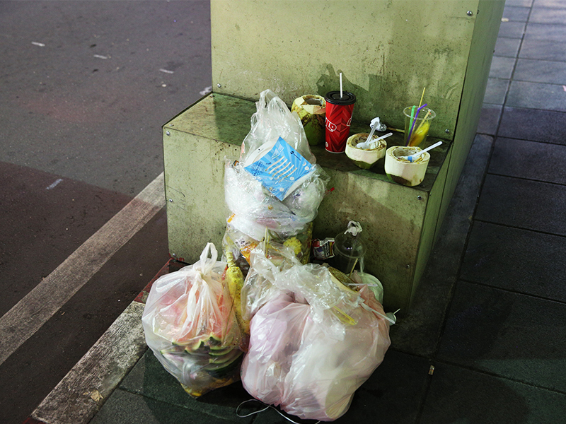 Garbage piling up as there is no trash can on Khaosan Road.