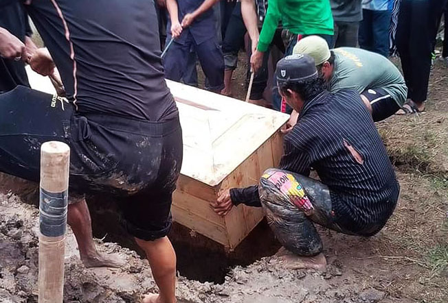 Pantadon Boonklong’s coffin is lowered into his grave on July 22, 2019.