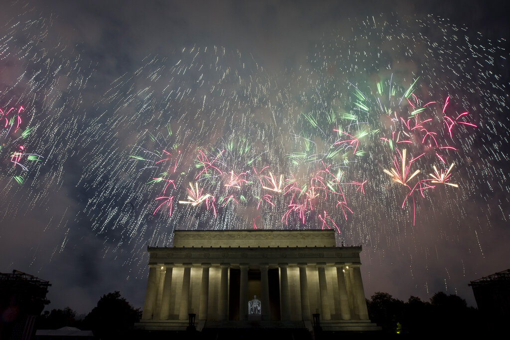 Fireworks light the sky near the Lincoln Memorial, Thursday, July 4, 2019, in Washington. Photo: Alex Brandon / AP
