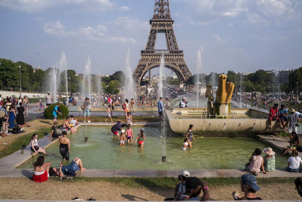 People enjoy the sun and the fountains of the Trocadero gardens in Paris, Thursday July 25, 2019, when a new all-time high temperature of 42.6 degrees Celsius (108.7 F) hit the French capital. Photo: Rafael Yaghobzadeh / AP