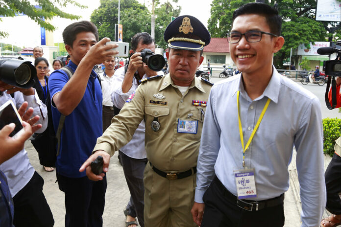 Former Radio Free Asia reporter Yeang Sothearin, left, arrives at the Phnom Penh Municipal Court, in Phnom Penh, Cambodia, Friday, July 26, 2019. Photo: Heng Phearum / AP