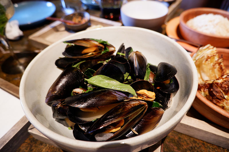 New Zealand black mussels baked with white wine (690 baht).