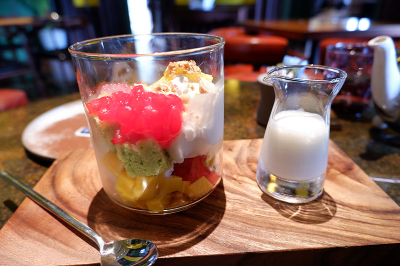 Coconut Sundae (400 baht).