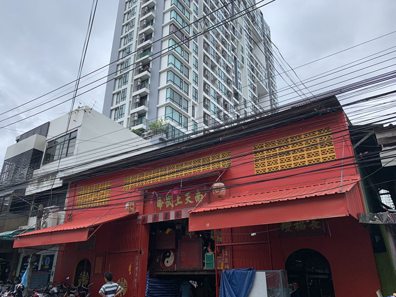 The Pae Kong Shrine, with Bangkok Horizon Sathorn condo in the background.