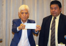 Thephasadin Clan Offers 500k Baht to Crash Victims Suchai Thephasadin Na Ayudhya, left, holding a 500,000 cheque during a press conference on July 18 at Ploen restaurant. The clan’s lawyer Nattapol Thongkam, right, was also present.