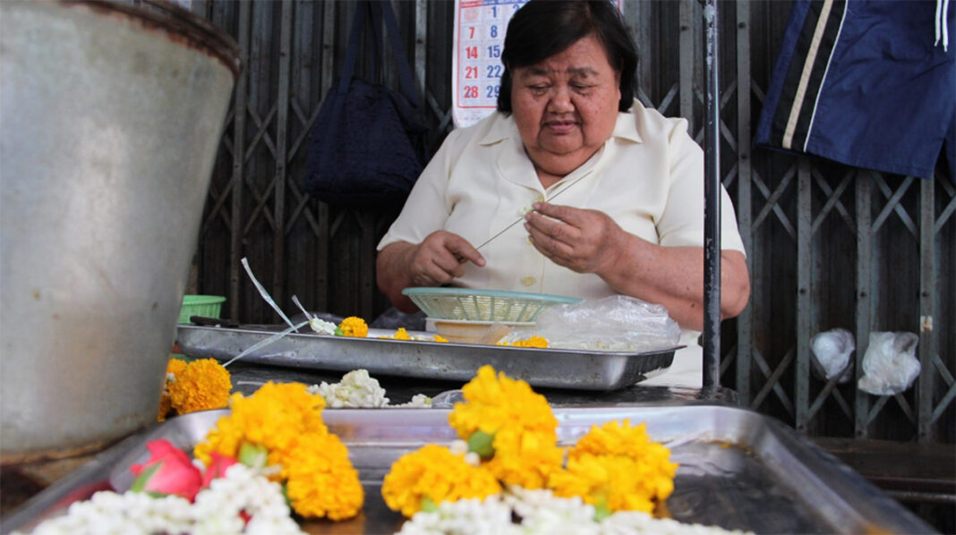 Thawin Chaotiang makes garlands July 17, 2019 in Ratchaburi.