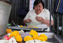 Families of 9 Dead Still Reeling from ‘Praewa’ Crash Nine Years Ago Thawin Chaotiang makes garlands July 17, 2019 in Ratchaburi.