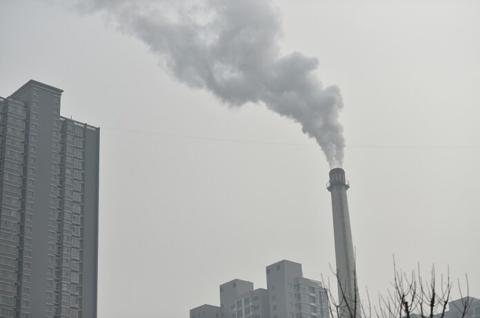 Photo taken on Dec. 8, 2015 shows smoke pouring out of a chimney in a factory in Taiyuan, north China's Shanxi Province. (Xinhua/Cao Yang) (yxb)