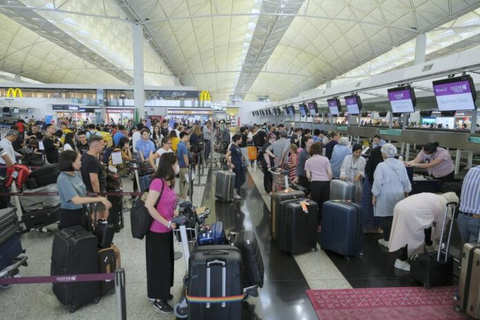 Passengers line up for check-in at Hong Kong International Airport in Hong Kong, south China, Aug. 14, 2019. (Xinhua/Wang Shen)