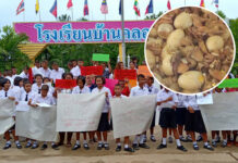School Director Transferred for School Lunch Allegedly Filled with Rotten Eggs Students at Baan Khlong 12 School on August 5, 2019 hold signs asking their school director to resign for his suspected involvement in a school lunch that served rotten eggs.