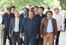 Court Acquits 24 Redshirt Leaders of Terrorism Redshirt leaders led by Jatuporn Prompan at Criminal Court Wednesday morning just before the verdict was handed.