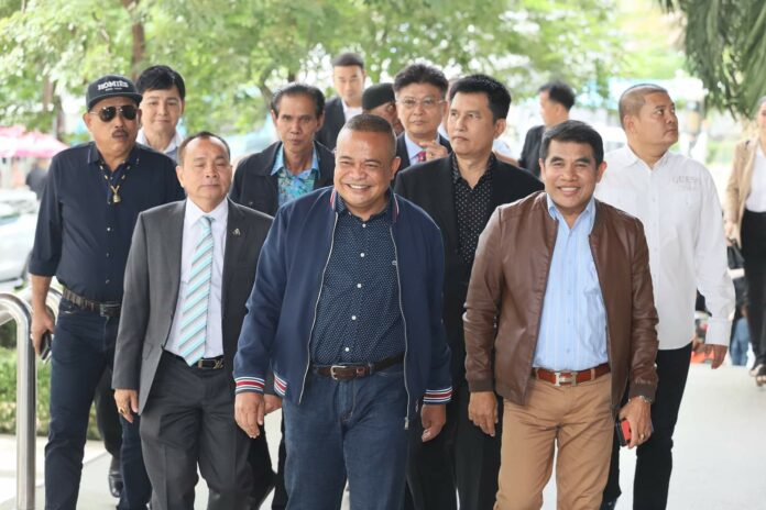 Redshirt leaders led by Jatuporn Prompan at Criminal Court Wednesday morning just before the verdict was handed.