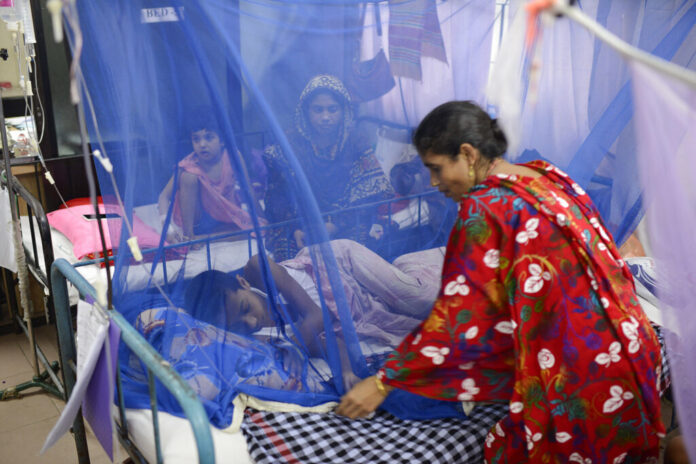 A woman stand by the bed of a child receiving treatment for dengue at Dhaka Shishu Hospital in Dhaka, Bangladesh, Wednesday, July 31, 2019. Photo: Mahmud Hossain Opu / AP