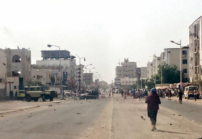 Security forces gather at the site of a deadly attack in Aden, Yemen, Thursday, Aug. 1, 2019. A Yemen health official and witnesses say at least 40 people have been killed and dozens wounded in a missile attack and coordinated suicide bombings in the southern port city of Aden. Photo: Nariman El-Mofty / AP