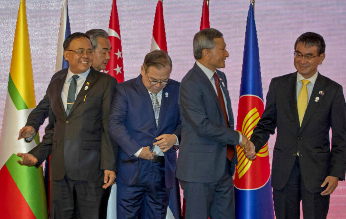 Foreign Ministers from left, Myanmar's Minister of State for Foreign Affaires Kyaw Tin, China's Foreign Minister Wang Yi, Philippines' Foreign Affaires Secretary Teodoro Locsin Jr., Singapore's Foreign Minister Vivian Balakrishnan and Japan Foreign Minister Taro Kono prepare to pose for group photo during Association of Southeast Asian Nations (ASEAN) Plus Three meeting in Bangkok, Thailand, Friday, Aug. 2, 2019. Photo: Gemunu Amarasinghe / AP