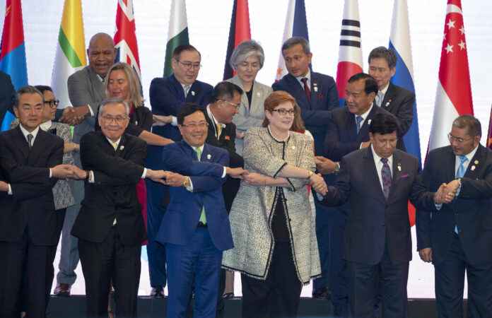Foreign ministers, front row from left, China's Wang Yi, Thailand's Don Pramudwinai, Vietnam's Phạm Binh Minh, Australia's Marise Payne, Bangladesh's Abdul Momen and Brunei Second Minister of Foreign Affairs and Trade Erywan Yusof join hands for a group photo during the Association of Southeast Asian Nations (ASEAN) Regional Forum in Bangkok, Thailand, Friday, Aug. 2, 2019. Photo: Gemunu Amarasinghe / AP