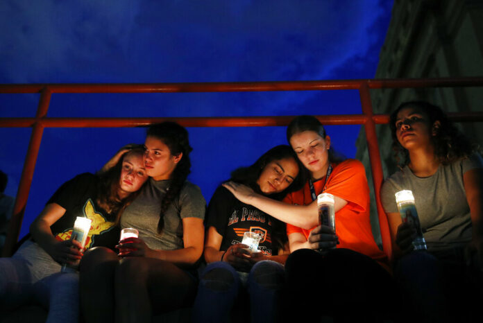 From left, Melody Stout, Hannah Payan, Aaliyah Alba, Sherie Gramlich and Laura Barrios comfort each other during a vigil for victims of the shooting Saturday, Aug. 3, 2019, in El Paso, Texas. Photo:John Locher / AP