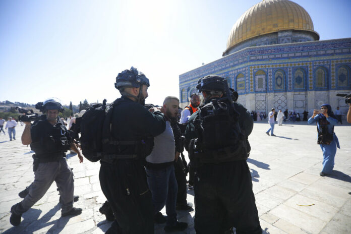 Israeli police arrests a Palestinian worshipper at al-Aqsa mosque compound in Jerusalem, Sunday, Aug 11, 2019. Photo: Mahmoud Illean / AP