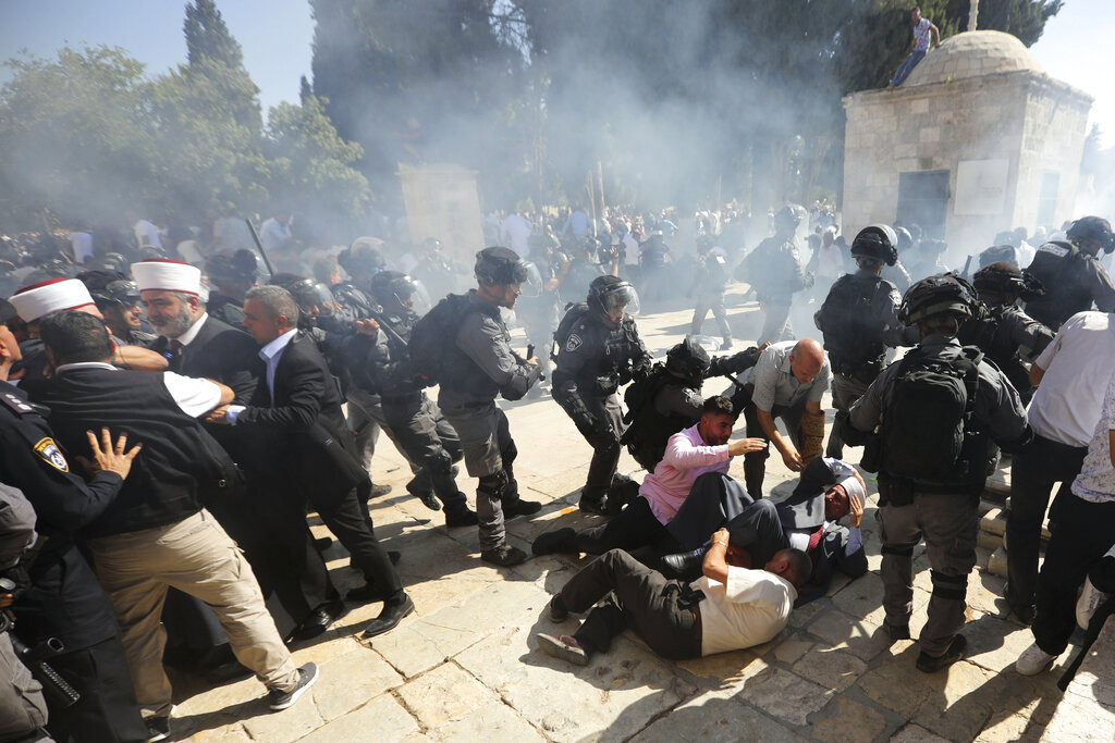 Israeli police clashes with Palestinian worshippers at al-Aqsa mosque compound in Jerusalem, Sunday, Aug 11, 2019. Clashes have erupted between Muslim worshippers and Israeli police at a major Jerusalem holy site during prayers marking the Islamic holiday of Eid al-Adha. Photo: Mahmoud Illean / AP